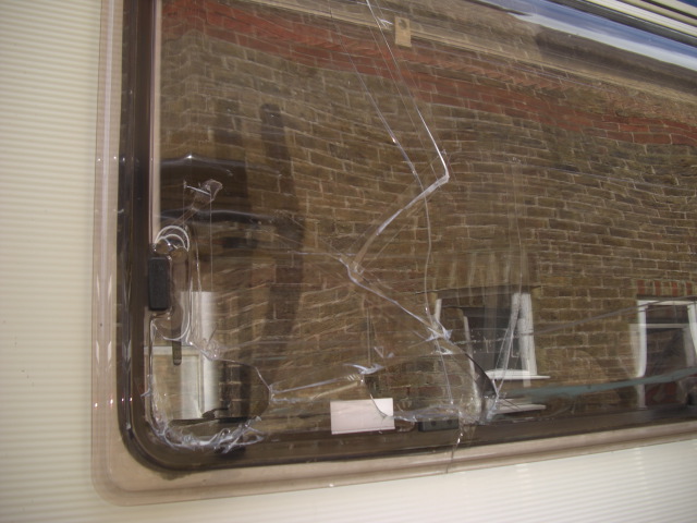 2019-05-08 Broken window 004.JPG