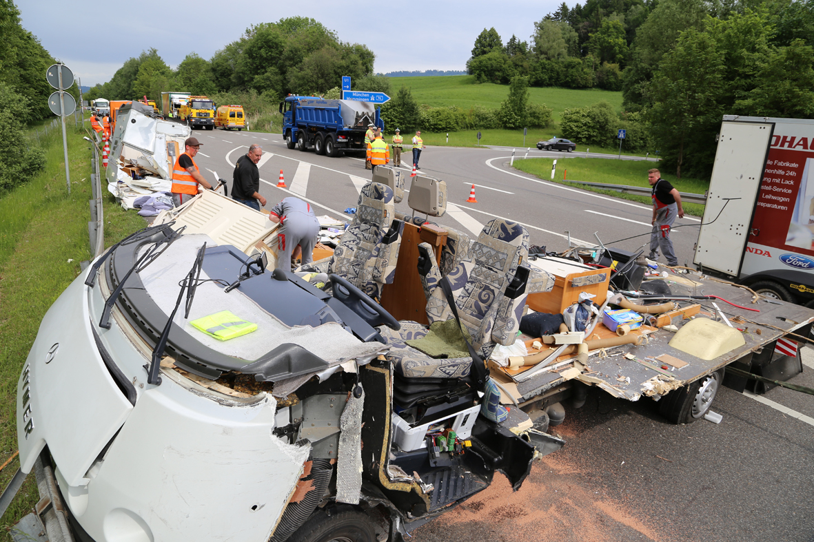 26-05-2014_b308-sigmarszell_lkw-gegen-wohnmobil-truemmerfeld_polizei_poeppel_new-facts-eu20140...jpg