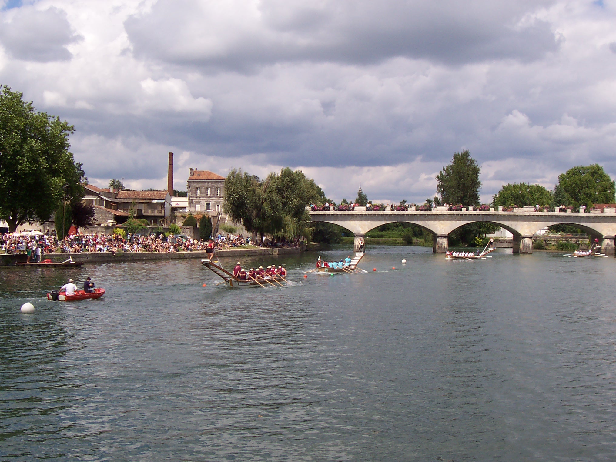 Dragon boats at Chinon 3.jpg