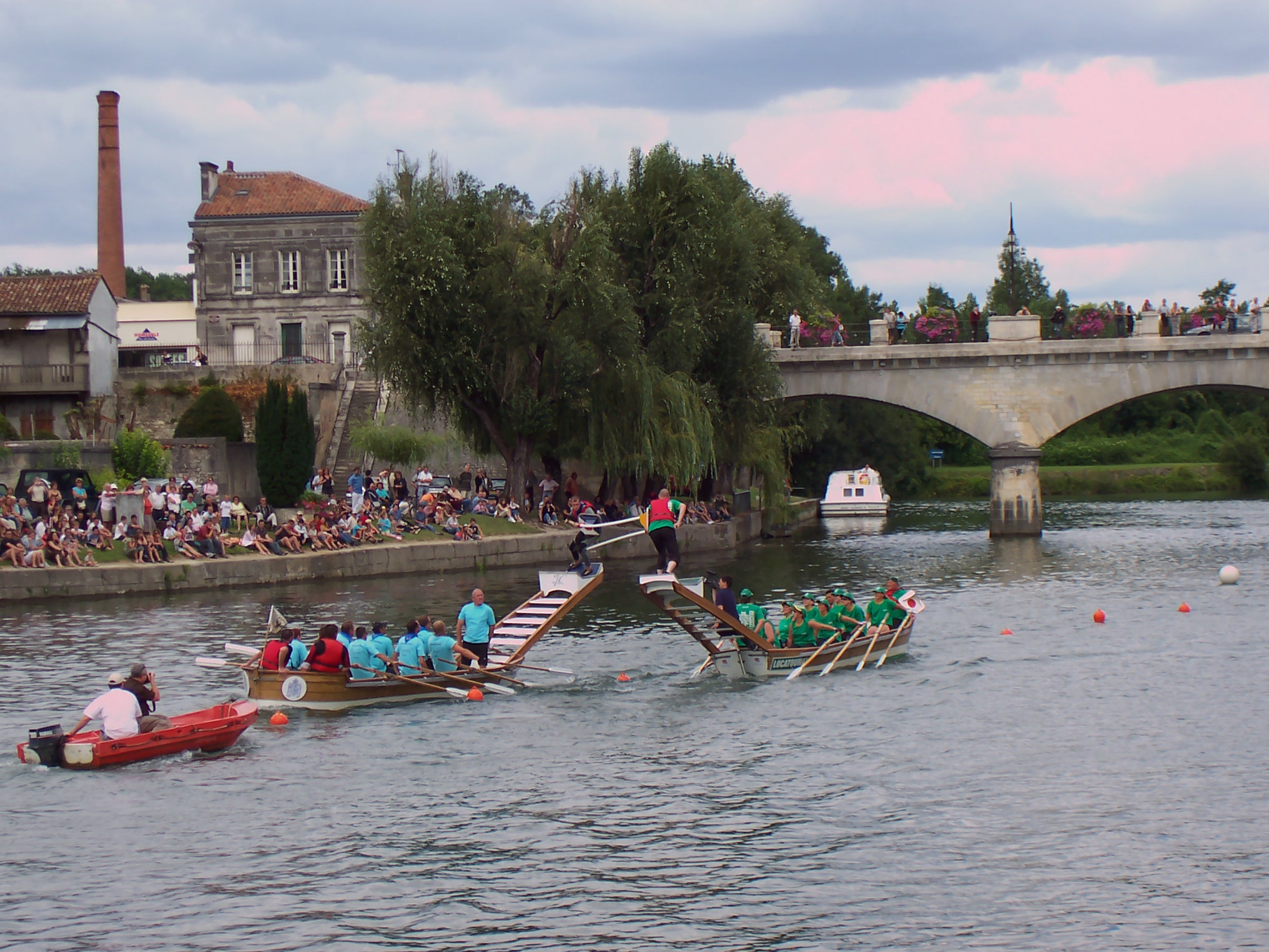 Dragon boats at Chinon 5.jpg