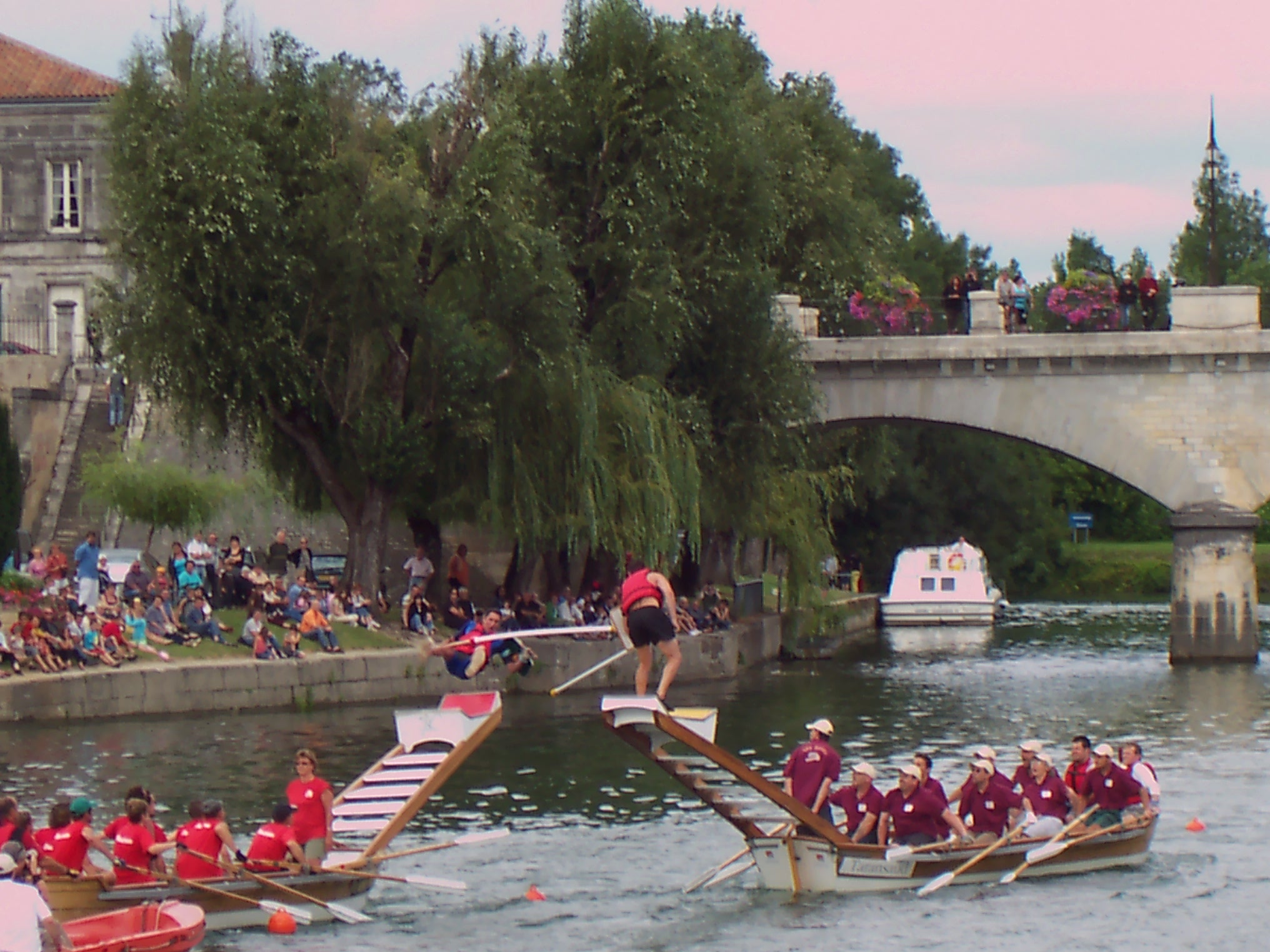 Dragon boats at Chinon 6.jpg