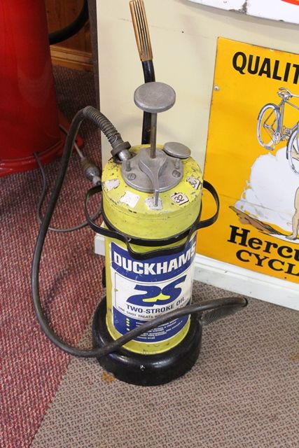 Duckhams_2_Stroke_Oil_Dispenser-37879-7982.jpg