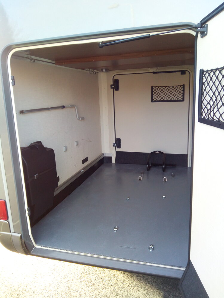 Hymer-dl-678-garage_floor.jpg