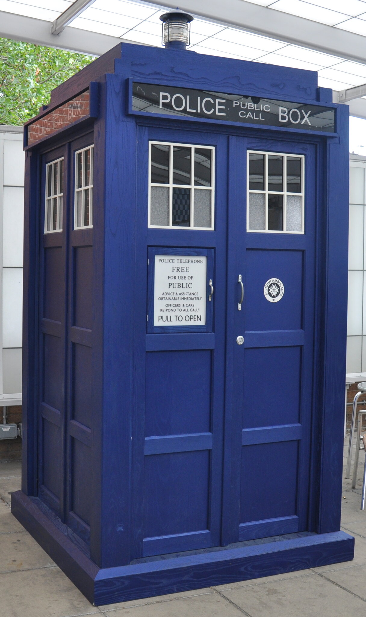 Tardis_BBC_Television_Center_(cropped).jpg